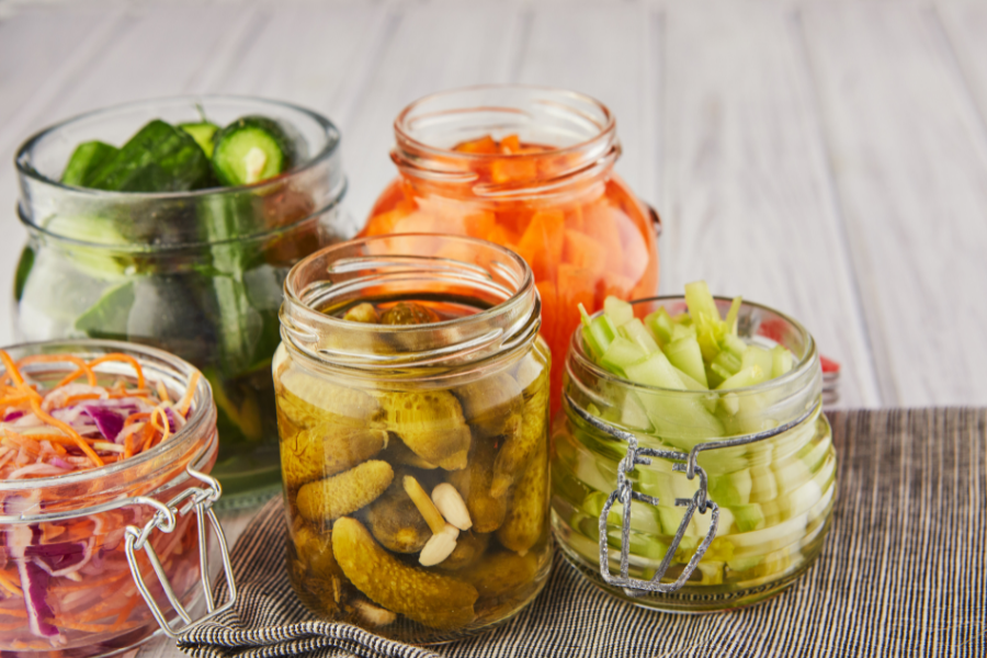將蔬菜放進玻璃罐醃製保存