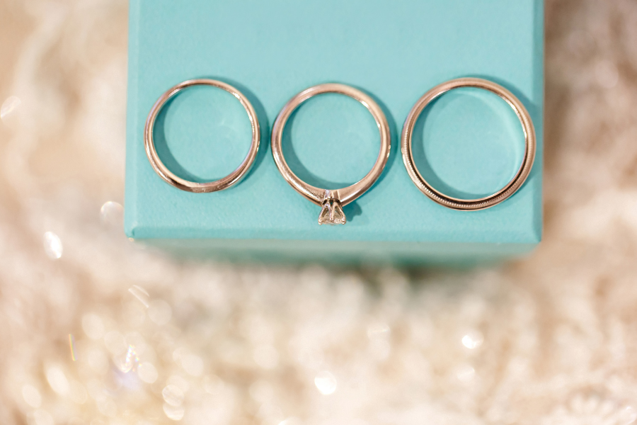 Tiffany藍的包裝盒與戒指